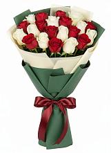 Букет Микс из красных и белых роз в Расшеватской