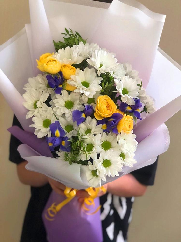 Букет цветов из: Ирисы, Хризантемы и Розы в Расшеватской