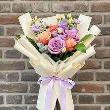 Букет цветов из:  Лизиантусы и Розы в Расшеватской