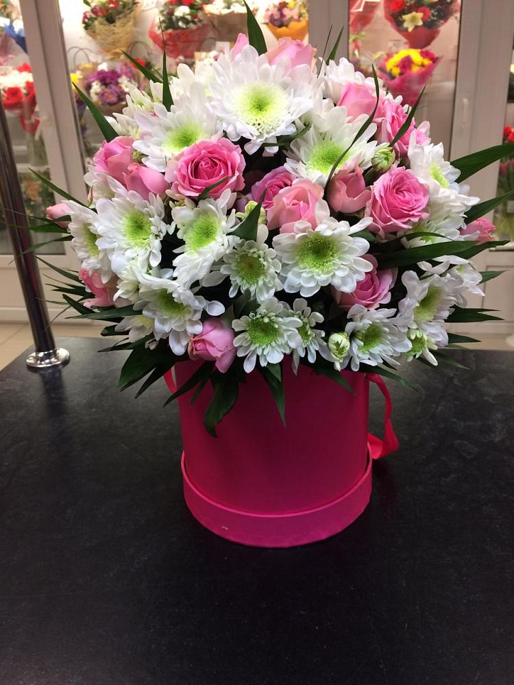 Цветочная композиция из Розы и Хризантемы в шляпной коробке в Расшеватской