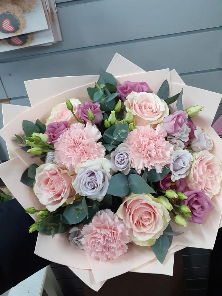 Букет цветов из: Розы, Гвоздики и Лизиантусы в Расшеватской